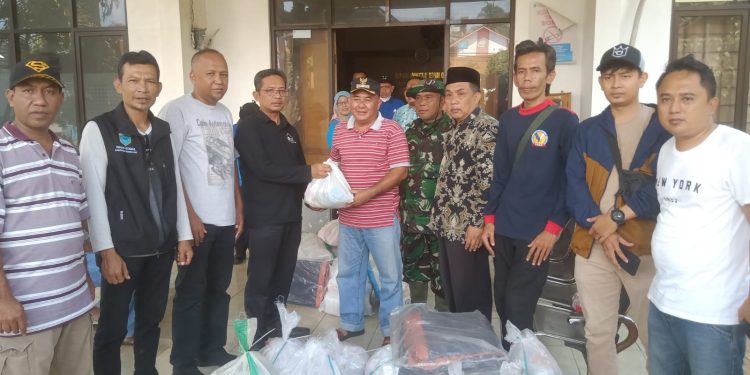 Dinsos Pandeglang Salurkan Bantuan kepada Korban Puting Beliung di Cimanuk