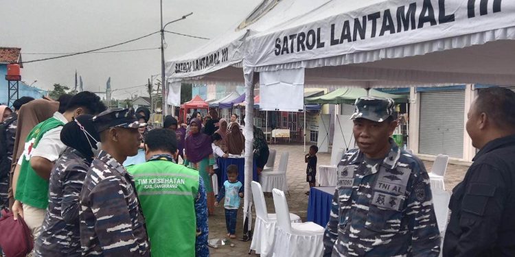 Puluhan Nelayan Ketapang Dapat Bantuan dari Satrol Lantamal III