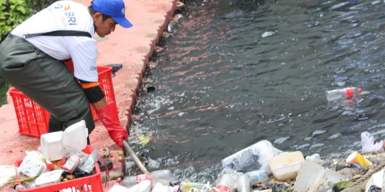 BRI Regional Office Jakarta 3 Bersihkan 8 Titik Sungai