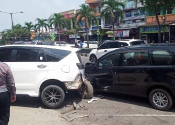 Mengantuk, Avanza Tabrak Kijang Innova Terparkir di Pandeglang