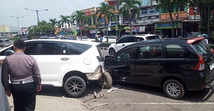 Mengantuk, Avanza Tabrak Kijang Innova Terparkir di Pandeglang