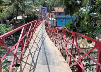 Jembatan Gantung Ambruk, Warga di Muncang Lebak Terpaksa Lewati Sungai