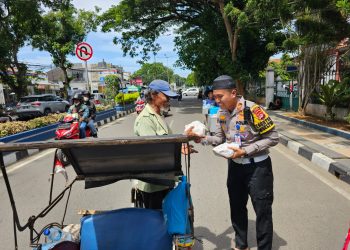 Satlantas Polres Lebak Bagikan Ratusan Nasi Bungkus Kepada Warga