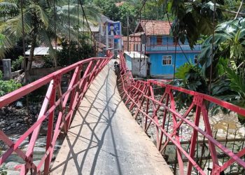 Warga Minta Pemerintah Segera Perbaiki Jembatan Gantung Ciminyak