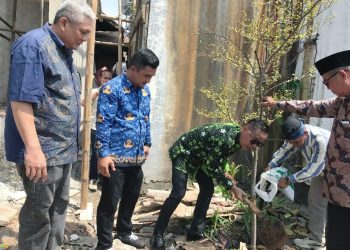 Masyarakat Kelapa Dua dan Legok Terima 1.000 Pohon untuk Penghijauan