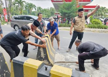 Bikin Macet, Warga Buka Paksa U-Turn Jalan Ciater Tangsel