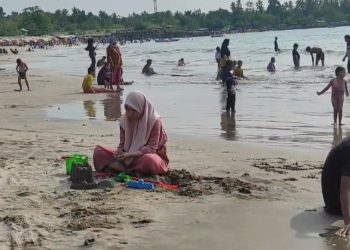 Momen Nataru, Wisatawan Padati Pantai Anyer-Cinangka