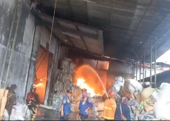 Pabrik Bijih Plastik di Sepatan Tangerang Ludes Terbakar