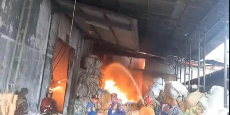 Pabrik Bijih Plastik di Sepatan Tangerang Ludes Terbakar