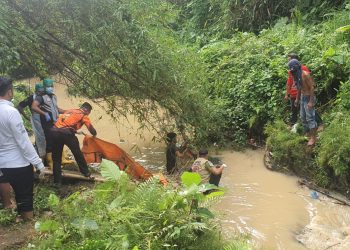 Mayat Pria Membusuk Ditemukan di Kali Cibanten
