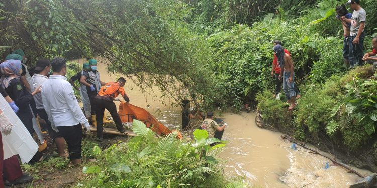 Mayat Pria Membusuk Ditemukan di Kali Cibanten