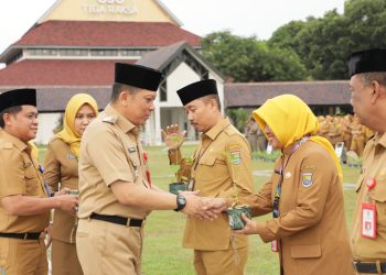 Pj Bupati Tangerang Bagikan 1.500 Bibit Cabai ke ASN