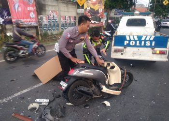 Tabrak Fuso di Depan Rumah Sakit Bhayangkara Polda Banten, Seorang Pemotor Tewas di Tempat