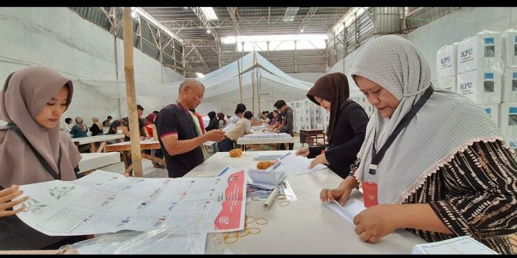 KPU Kota Tangerang Percepat Sortir dan Lipat Kertas Suara DPR RI dan DPRD Banten&nbsp;