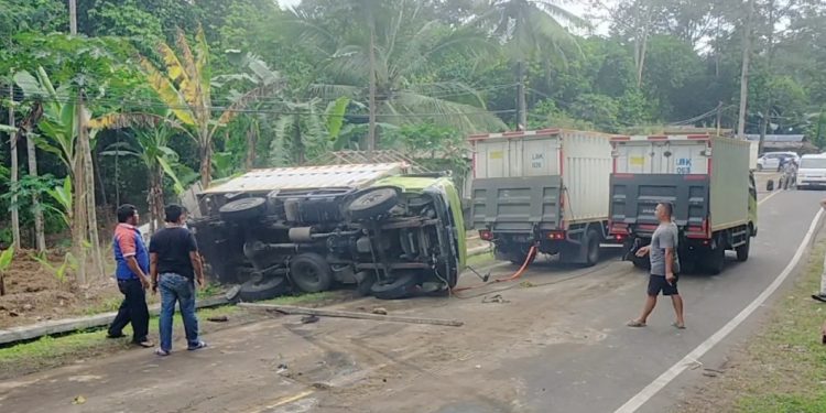 Truk Boks Terguling di Jalan AMD Lintas Timur Pandeglang