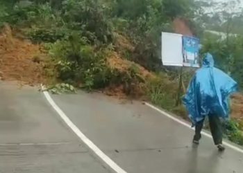 Jalan Menuju Objek Wisata Gunung Luhur Putus, Dampak Longsor