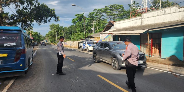 Motor Hantam Minibus di Jalan Raya Serang-Pandeglang, Dua Korban Alami Luka Berat