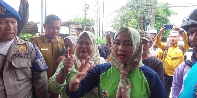 Penyegelan Hiburan Malam di Kalodran Diwarnai Tangis Emak-emak