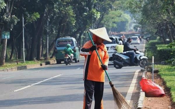 Libur Tahun Baru, Petugas Kebersihan Kabupaten Tangerang Tersebar di Tempat Keramaian