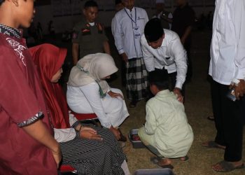 Saat Pergantian Tahun, Puluhan Anak di Kosambi Tangerang Cuci Kaki Ibunya
