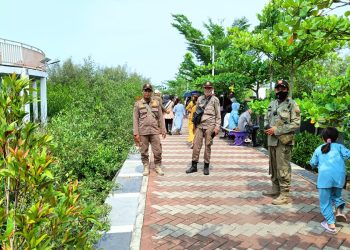 Masih Libur Sekolah, Puluhan Satpol PP Kabupaten Tangerang Masih Berjaga di Tempat Rekreasi