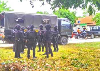 Pasukan Bersenjata Lengkap Lakukan Pengamanan Jelang Kedatangan Presiden Joko Widodo di Desa Margagiri Kabupaten Serang