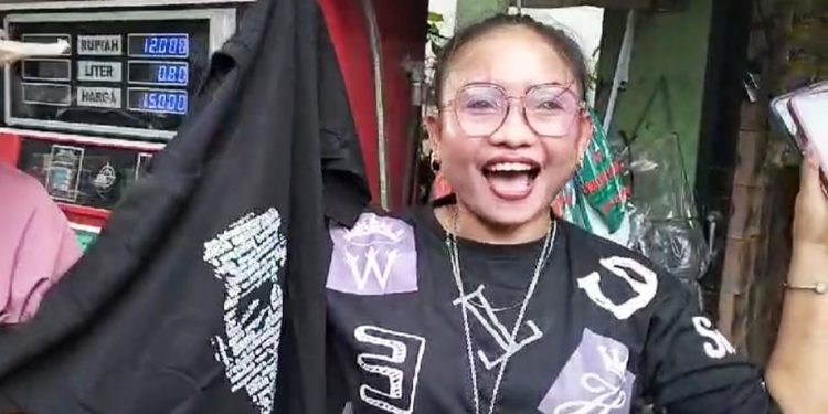 Pedagang di Lebak Kegirangan Dapat Baju dari Presiden Jokowi, Hingga Video Call Keluarga di Madura