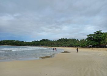 Ribuan Wisatawan Kunjungi Pantai Sawarna, 16 Orang Terseret Obak