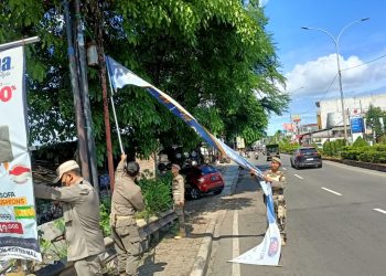 Puluhan Spanduk Ditertibkan Satpol PP Cilegon