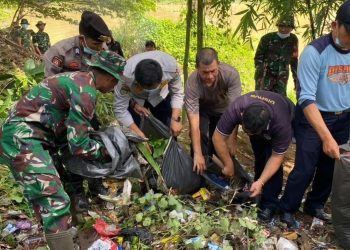 Cegah Banjir, Kodim 0603 Lebak Gelar Karya Bakti Pembersihan Sampah Sungai Ciujung