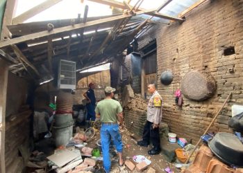 Diterjang Angin Kencang, Atap Rumah Warga Ciwandan Ambruk