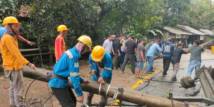Tiang Listrik di Pandeglang Roboh Tutup Akses Jalan Raya