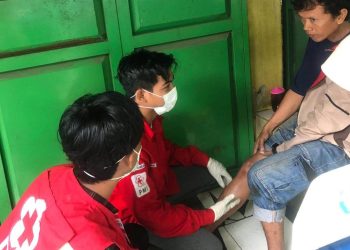 Gerak Cepat, Petugas PMI Cilegon Tolong Korban Tertimpa Pohon