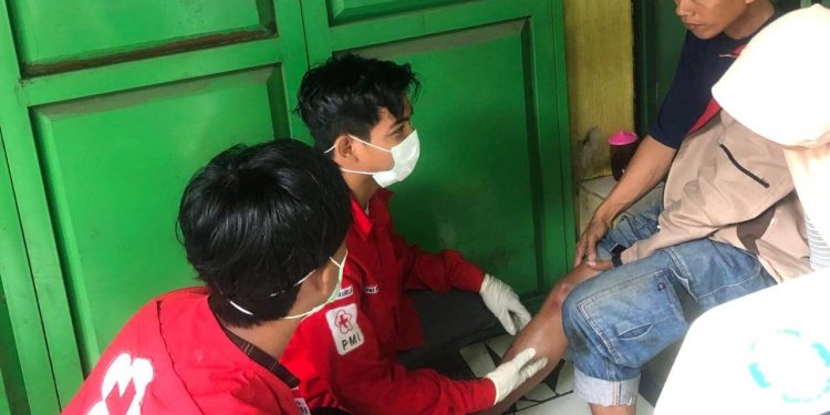 Gerak Cepat, Petugas PMI Cilegon Tolong Korban Tertimpa Pohon