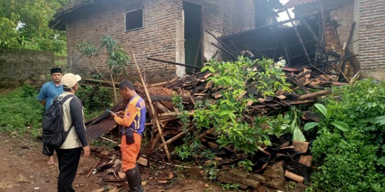 Akibat Cuaca Ekstrem, Rumah Milik Janda 67 Tahun di Cinangka Ambruk