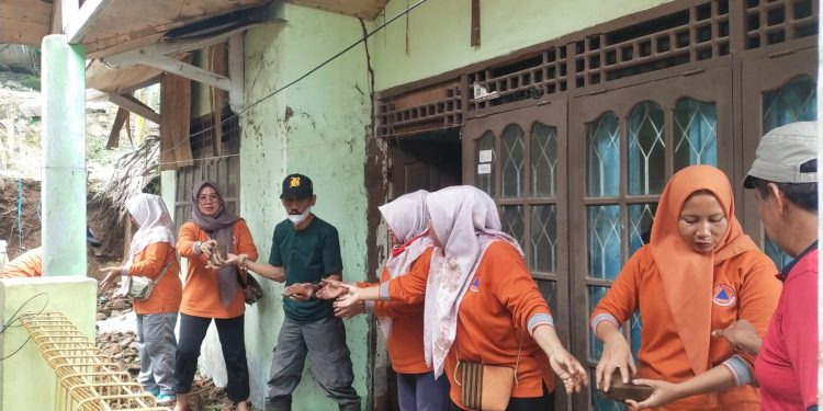 Satu Rumah di Mekarsari Rusak Akibat Tanah Longsor