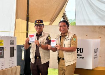 Pj Gubernur Banten Bareng Kajati Banten Coblos Capres-cawapres di TPS 05 Pancur
