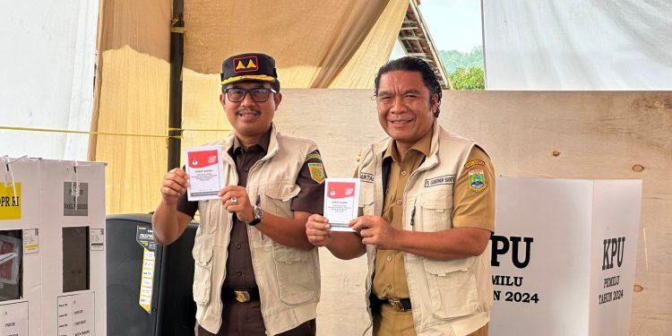 Pj Gubernur Banten Bareng Kajati Banten Coblos Capres-cawapres di TPS 05 Pancur