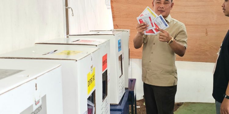 Mad Romli Nyoblos di TPS 85 Kelapa Dua, Apresiasi Antusiasme Warga Memilih