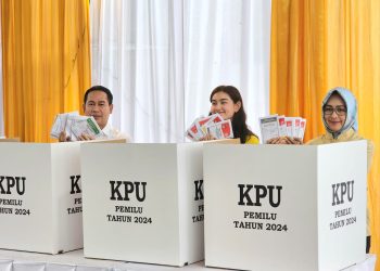 Ditemani Suami dan Anak, Airin Jalan Kaki Nyoblos ke TPS&nbsp;