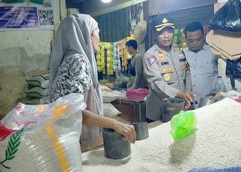 Kapolres Pandeglang Turun ke Pasar Badak, Harga Beras Turun Rp 1.000