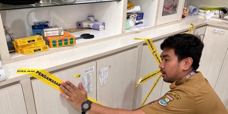 Izin Praktik Habis, Apotek di Pasar Kemis Tangerang Disegel