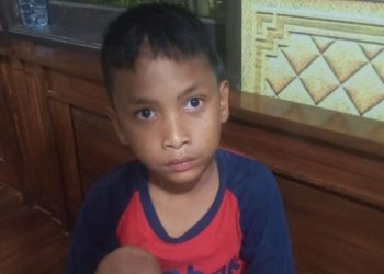 Seorang Anak Berkaos Merah Telantar di Alun-alun Pandeglang