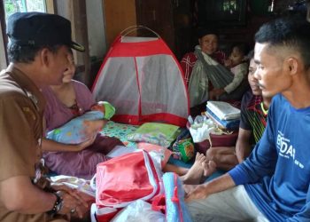 Camat dan Kepala Puskesmas Angsana Kunjungi Ibu yang Ditandu Setelah Menjalani Persalinan Akibat Jalan Buruk