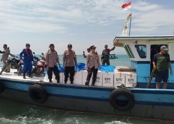 Personel Ditpolairud Polda Banten Kawal Pendistribusian Logistik Pemilu 2024 ke Pulau Panjang