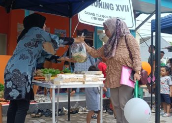 Pengunjung Posyandu Grand Cilegon Residence Mendapat Sayuran Segar Lengkap