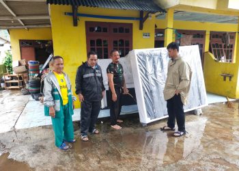 Pasca Banjir, Warga Grogol, Cilegon Bersihkan Lingkungan