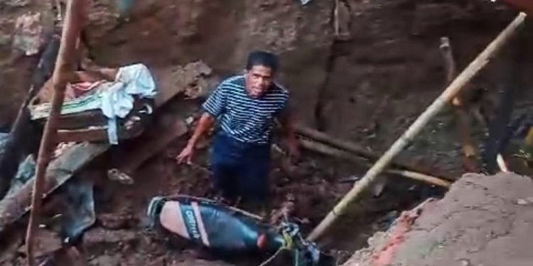 Hujan Deras, Rumah di Malingping Ambles Sedalam 10 Meter