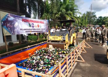 Jelang Ramadan, Ribuan Botol Miras di Cilegon Dimusnahkan