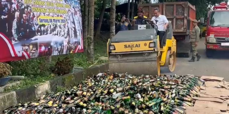 Jelang Bulan Puasa, Ribuan Botol Miras Dimusnahkan Pemkot Serang